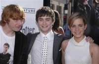 Emma Watson con sus compañeros de reparto Rupert Grint y Daniel Radcliffe, famosos por "Harry Potter"